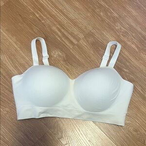 Elegant White Strapless Bra